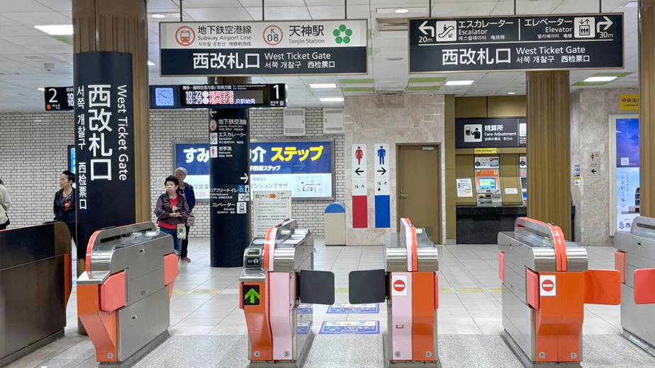 天神駅で下車後、西改札口から6番出口方面へお進みください。