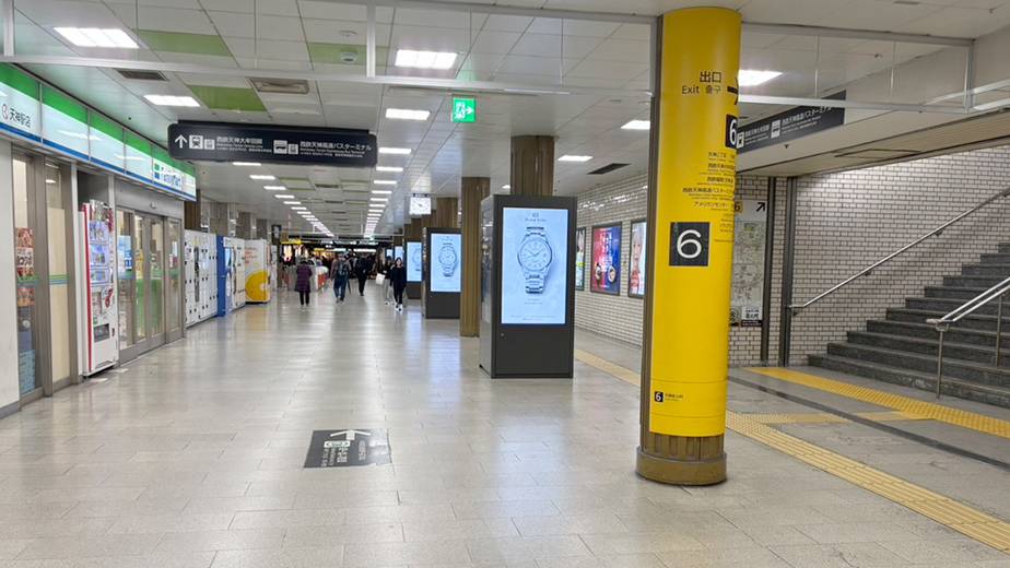 ファミリーマートの向かい側の6番出口の階段を上ります。