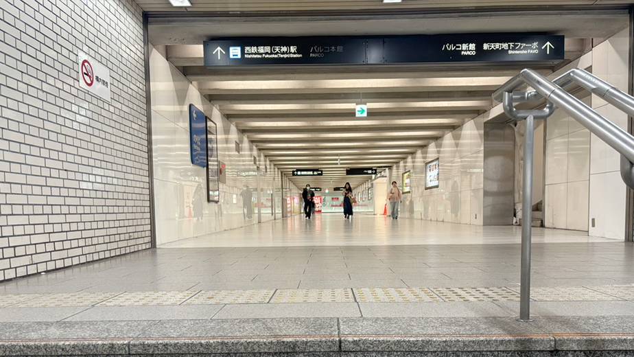階段を上ったら、西鉄福岡（天神）駅・PARCO本館方面へまっすぐお進みください。